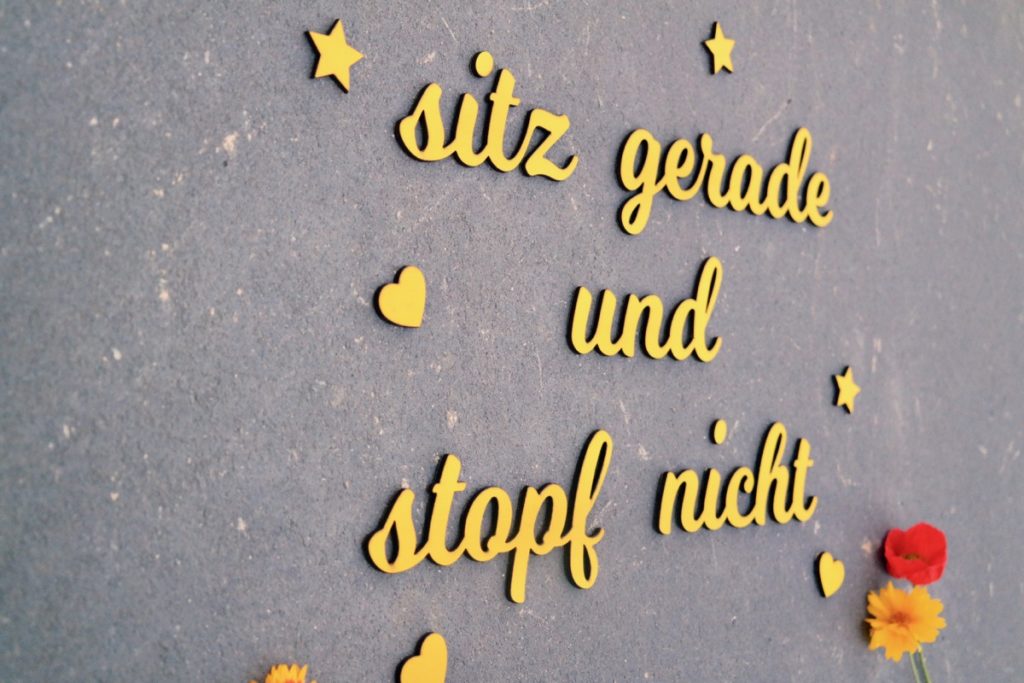 Schriftzug sitz gerade und stopf nicht Holz 80cm » Grapefruit® & Geschenkartikel Schriftzug sitz gerade und stopf nicht Holz 80cm » Grapefruit® & Geschenkartikel