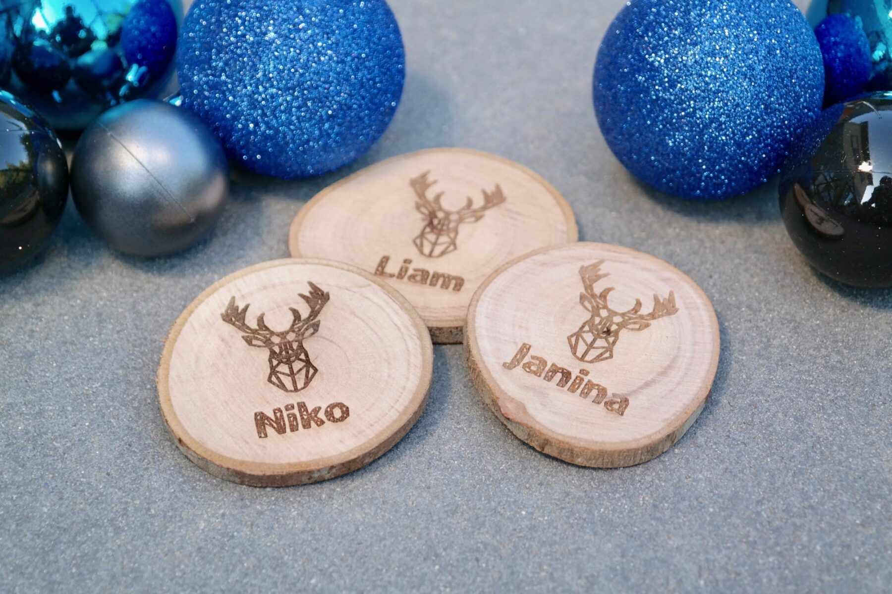 Tischkarten / Platzkarten für Geburtstage, Hochzeiten, Konfirmation & mehr 5er-Set Moderne Tischkarten für Weihnachten “Polygon-Hirsch” als Baumscheibe- Platzkarten Namensschilder