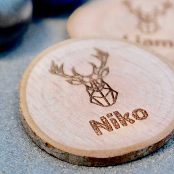 Weihnachten 5er-Set Moderne Tischkarten für Weihnachten “Polygon-Hirsch” als Baumscheibe- Platzkarten Namensschilder