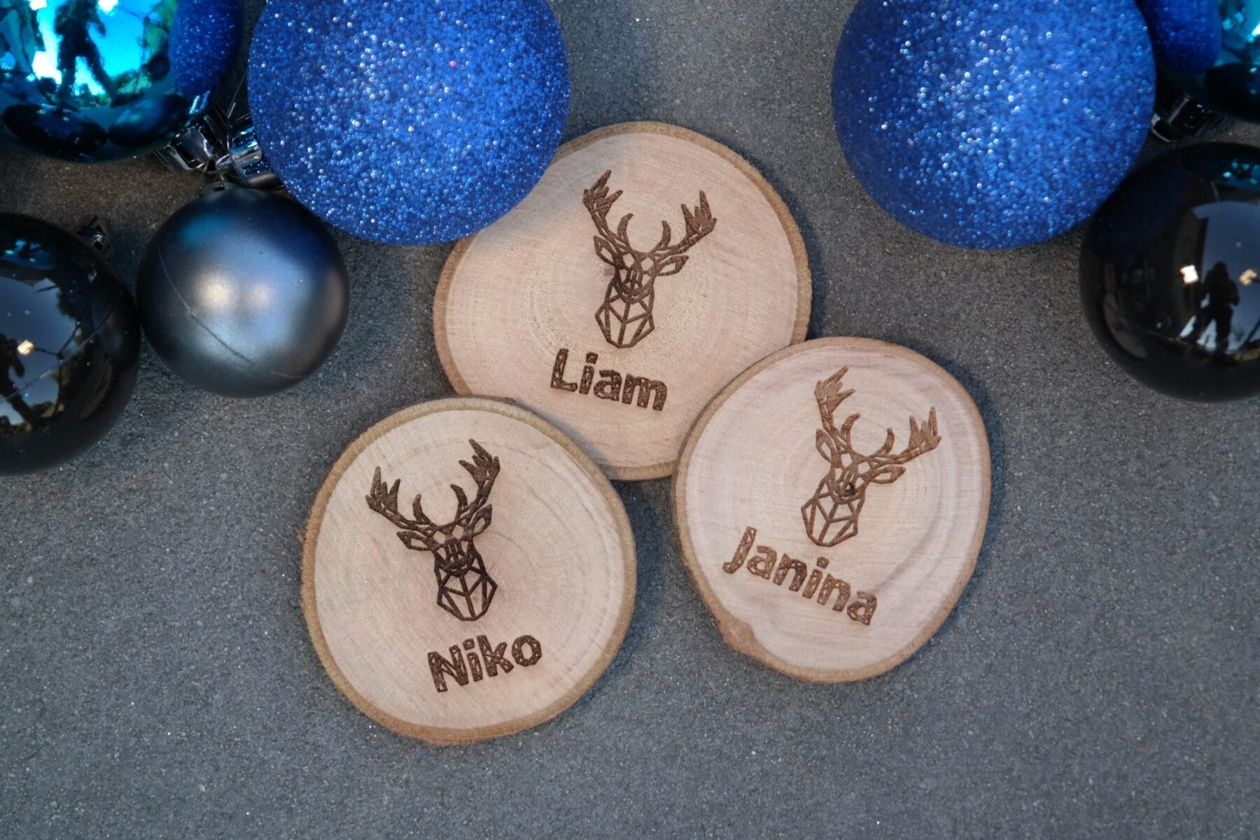 Tischkarten / Platzkarten für Geburtstage, Hochzeiten, Konfirmation & mehr 5er-Set Moderne Tischkarten für Weihnachten “Polygon-Hirsch” als Baumscheibe- Platzkarten Namensschilder