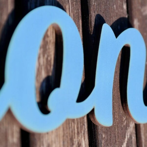 Dekoration Individueller 3D-Schriftzug aus Holz Hellblau