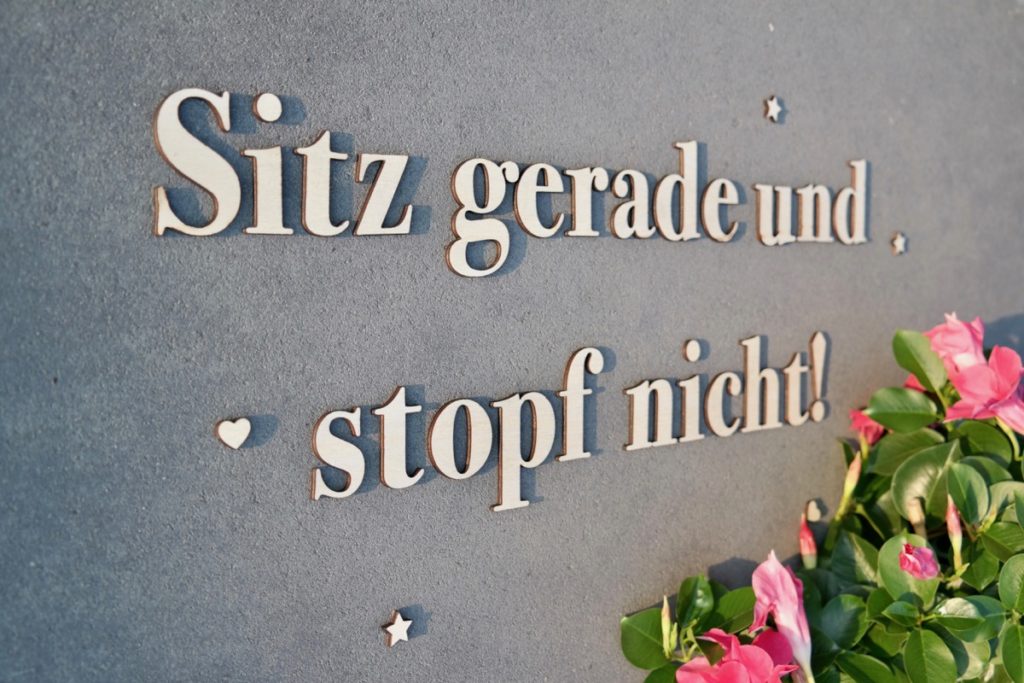 Schriftzug Sitz gerade und stopf nicht! Holz 90cm » Grapefruit® & Geschenkartikel Schriftzug Sitz gerade und stopf nicht! Holz 90cm » Grapefruit® & Geschenkartikel