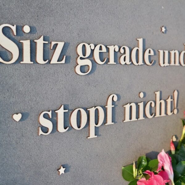 Bestseller Schriftzug Sitz gerade und stopf nicht! – Holz 90cm