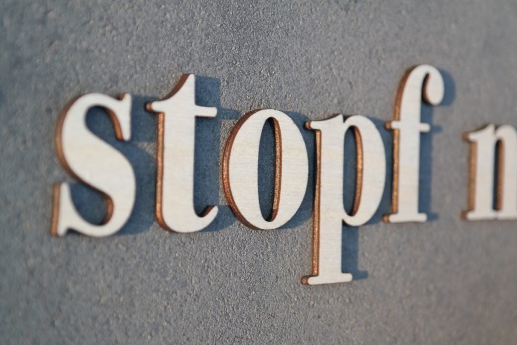 Schriftzug Sitz gerade und stopf nicht! Holz 90cm » Grapefruit® & Geschenkartikel Schriftzug Sitz gerade und stopf nicht! Holz 90cm » Grapefruit® & Geschenkartikel