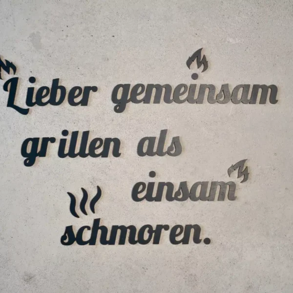 Bestseller Schriftzug “Lieber gemeinsam grillen als einsam schmoren.” aus Holz zum Aufkleben