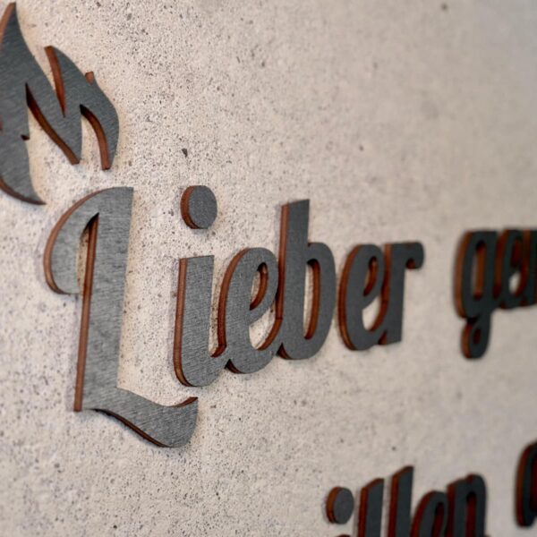 Bestseller Schriftzug “Lieber gemeinsam grillen als einsam schmoren.” aus Holz zum Aufkleben