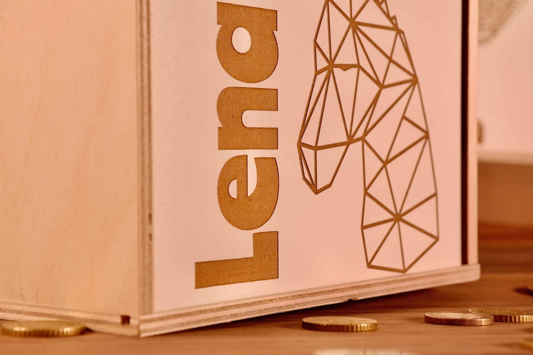 Spardosen für Kinder Lieblingskiste: Spardose mit Wunschname für Kinder Polygon-Design