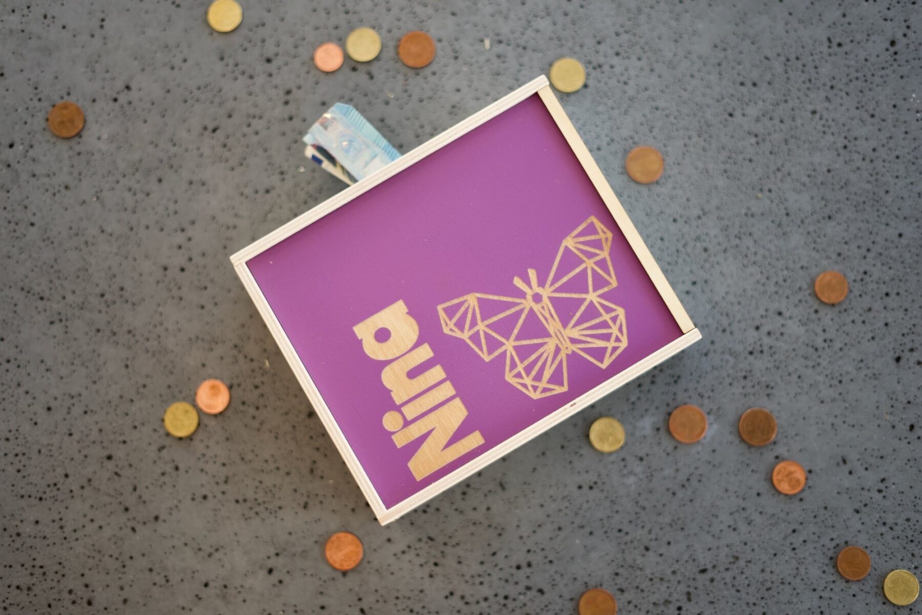 Spardosen für Kinder Lieblingskiste: Spardose mit Wunschname für Kinder Polygon-Design