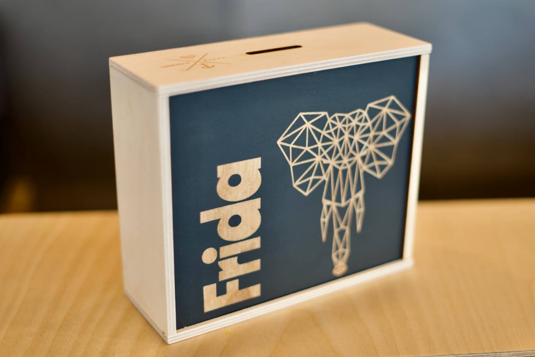 Spardosen für Kinder Lieblingskiste: Spardose mit Wunschname für Kinder Polygon-Design