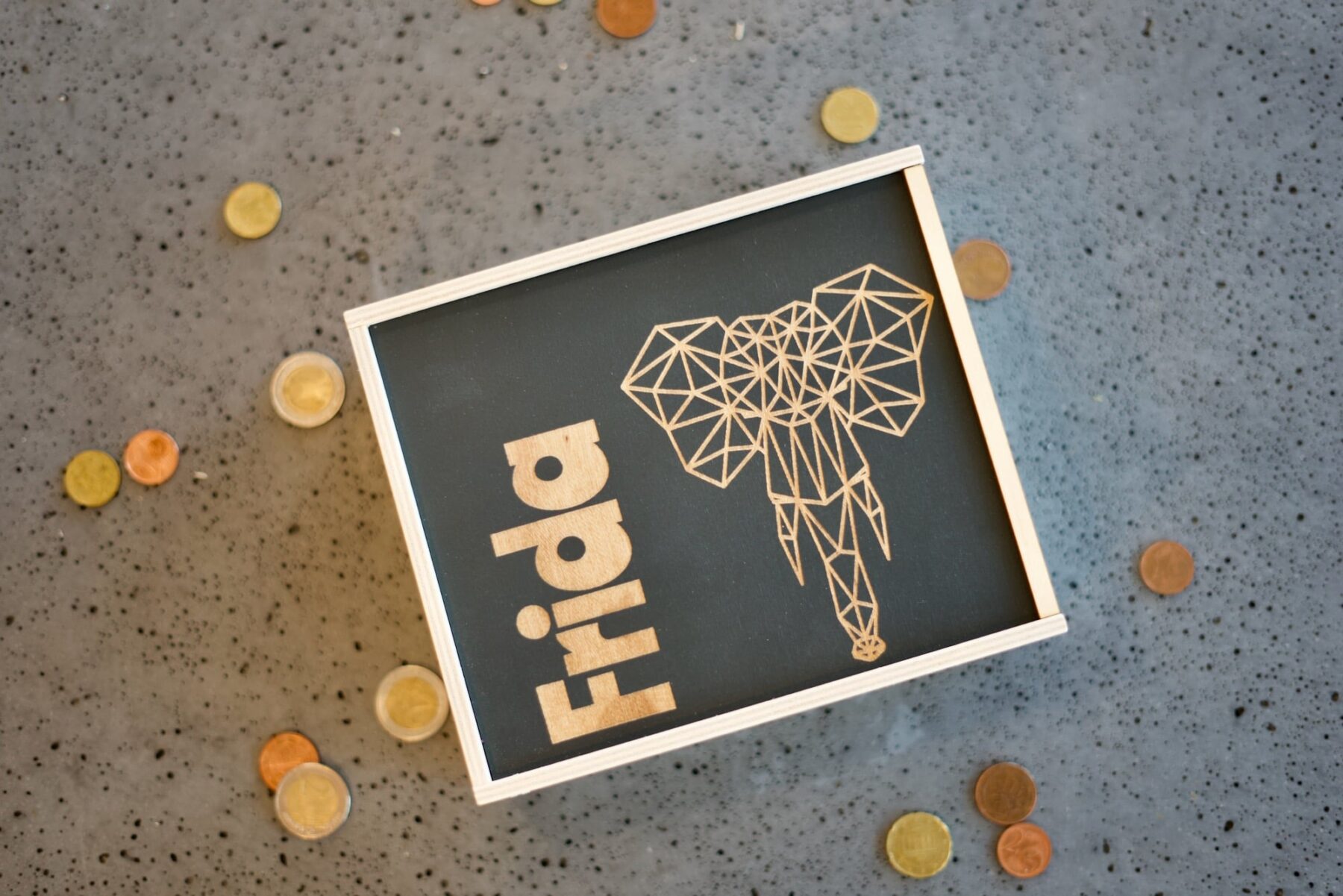 Spardosen für Kinder Lieblingskiste: Spardose mit Wunschname für Kinder Polygon-Design