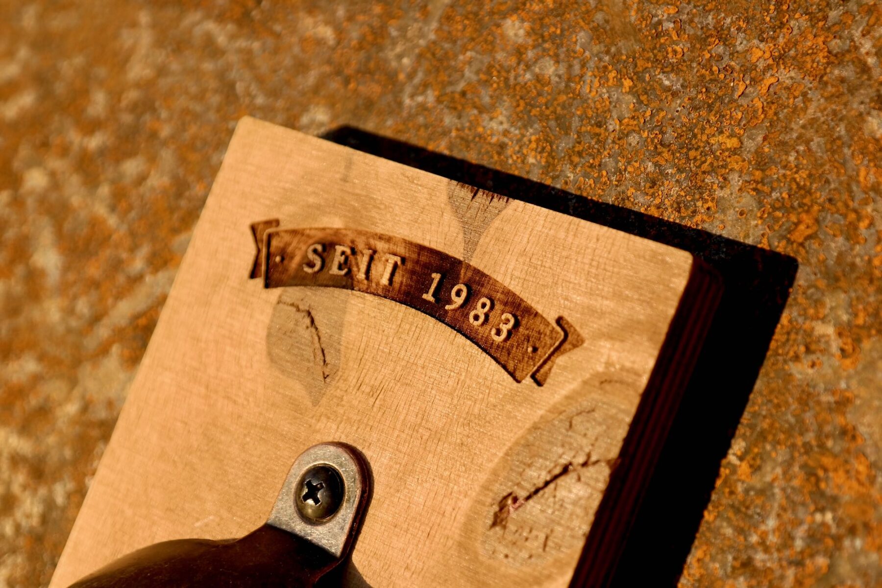 Wandflaschenöffner Holz Personalisiert