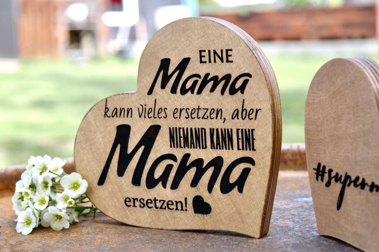 Muttertagsgeschenk aus Holz Dein Herz aus Holz zum Muttertag "Mama kann keiner ersetzen!" 