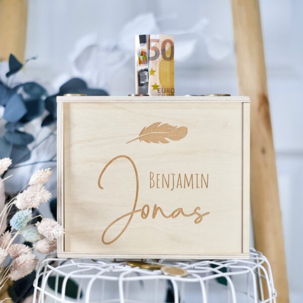 Einschulung Lieblingskiste: Spardose aus Holz für Kinder mit zwei Vornamen “Feder”