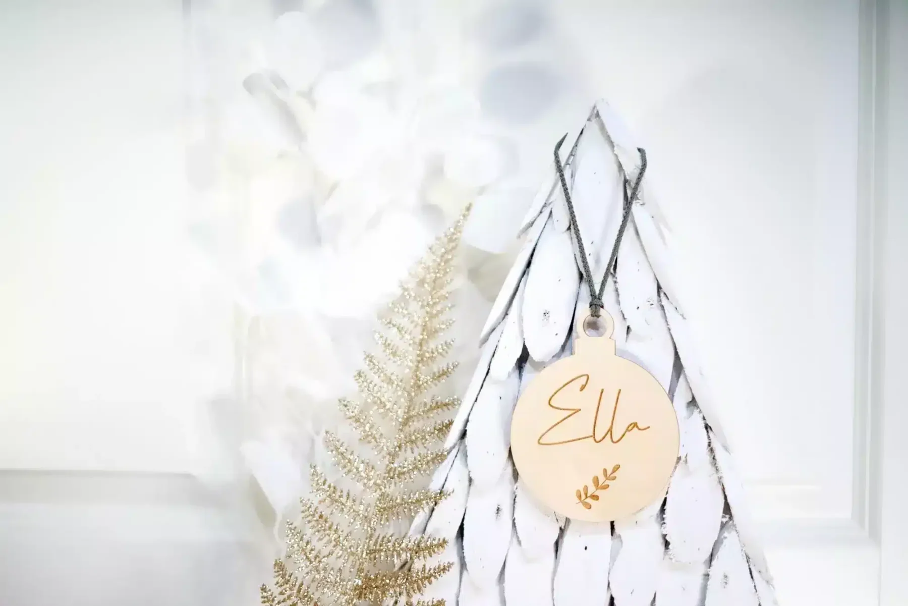 Weihnachten Weihnachtskugel Eukalyptus-Blätter mit Namen in Wunschfarbe – Christbaumkugel Christbaumschmuck Weihnachtsbaumkugel mit Makramee-Band