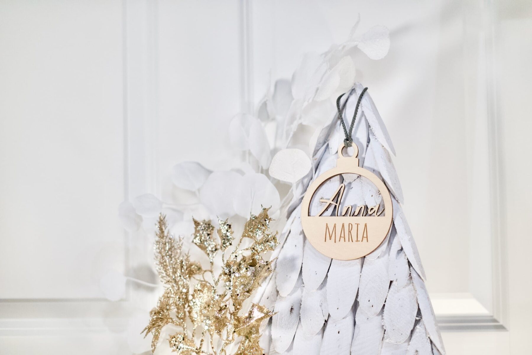 Weihnachten Weihnachtskugel für zwei Vornamen in Wunschfarbe – Christbaumkugel Christbaumschmuck Weihnachtsbaumkugel mit Makramee-Band