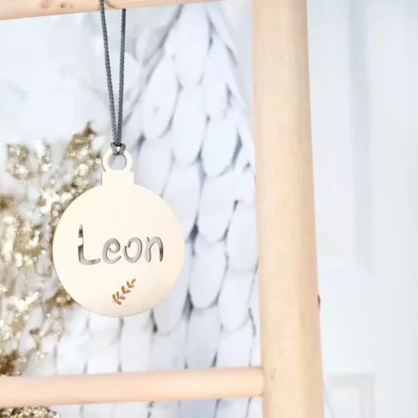 Weihnachten Weihnachtskugel Blätter mit Namen in Wunschfarbe – Christbaumkugel Christbaumschmuck Weihnachtsbaumkugel mit Makramee-Band