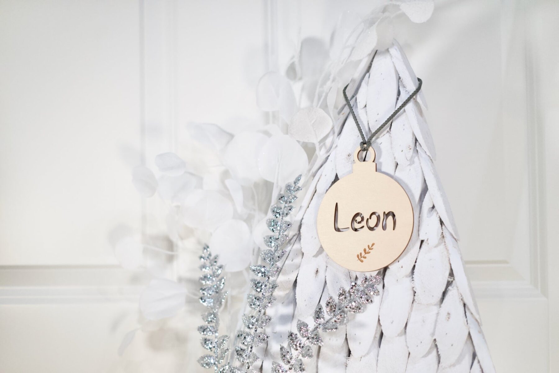 Weihnachten Weihnachtskugel Blätter mit Namen in Wunschfarbe – Christbaumkugel Christbaumschmuck Weihnachtsbaumkugel mit Makramee-Band