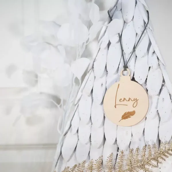 Weihnachten Weihnachtskugel Feder mit Namen in Wunschfarbe – Christbaumkugel Christbaumschmuck Weihnachtsbaumkugel mit Makramee-Band