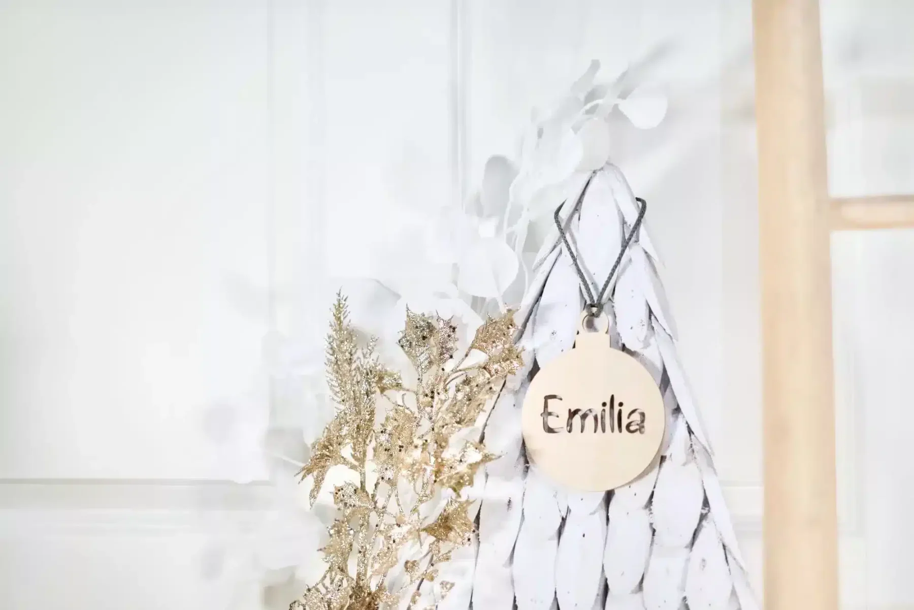 Weihnachten Weihnachtskugel mit Namen in Wunschfarbe – Christbaumkugel Christbaumschmuck Weihnachtsbaumkugel mit Makramee-Band