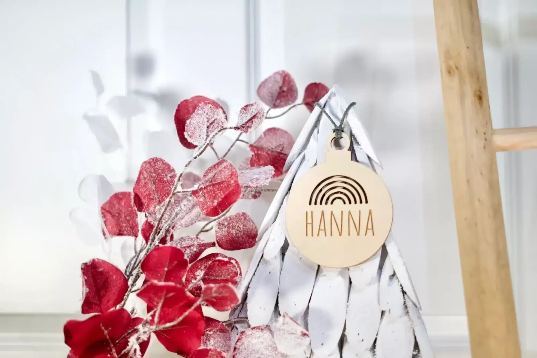 Weihnachten Weihnachtskugel Regenbogen mit Namen in Wunschfarbe – Christbaumkugel Christbaumschmuck Weihnachtsbaumkugel mit Makramee-Band