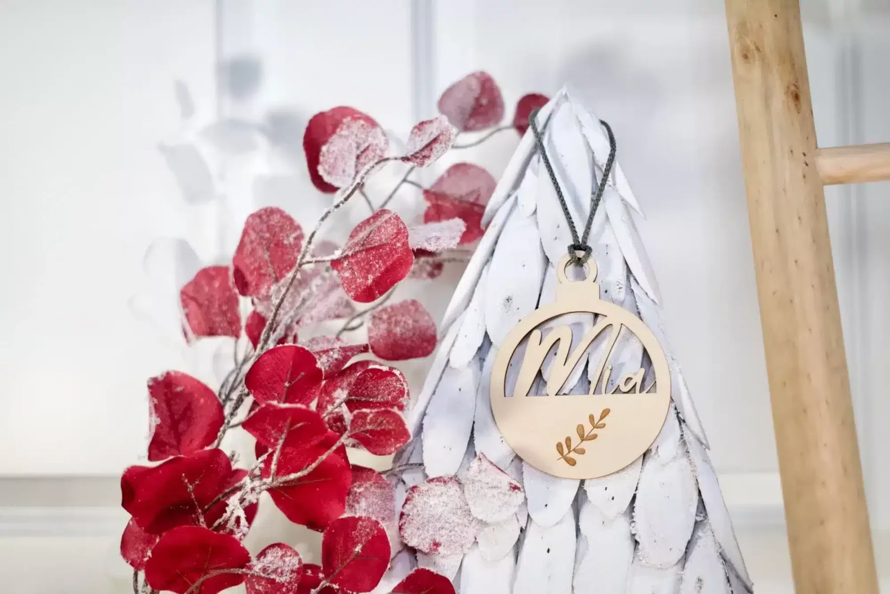 Weihnachten Weihnachtskugel Eukalyptus-Blätter mit Namen in Wunschfarbe – Christbaumkugel Christbaumschmuck Weihnachtsbaumkugel mit Makramee-Band