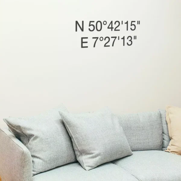 Büro Koordinaten – Schriftzug aus Holz zum Aufkleben in Wunschfarbe