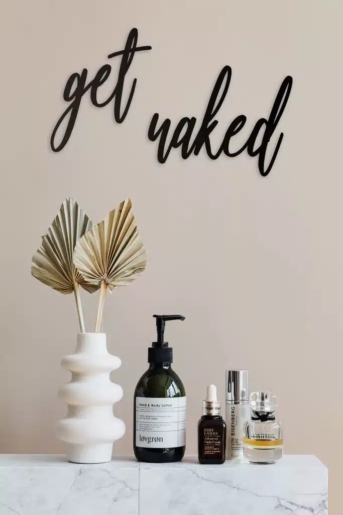 Badezimmer get naked – Schriftzug aus Holz zum Aufkleben in Wunschfarbe