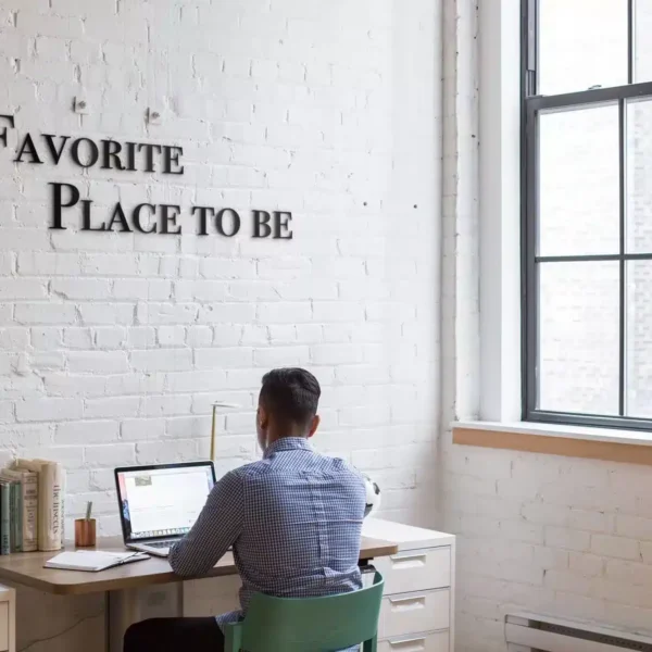 Sprüche aus Holz Favorite Place to be – Schriftzug aus Holz der Acrylglas zum Aufkleben in Wunschfarbe