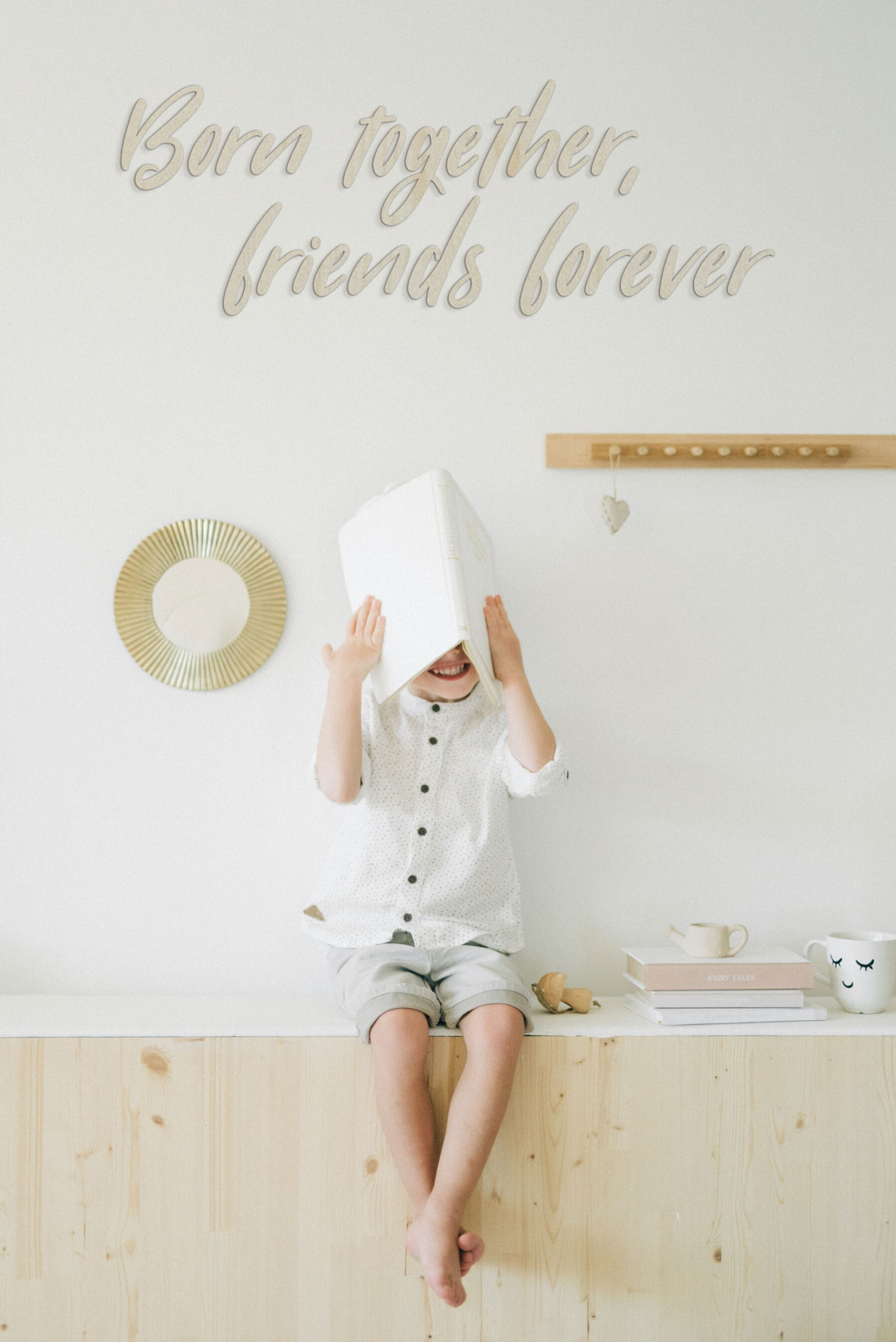 Kinderzimmer Born together, friends forever – Schriftzug aus Holz zum Aufkleben in Wunschfarbe