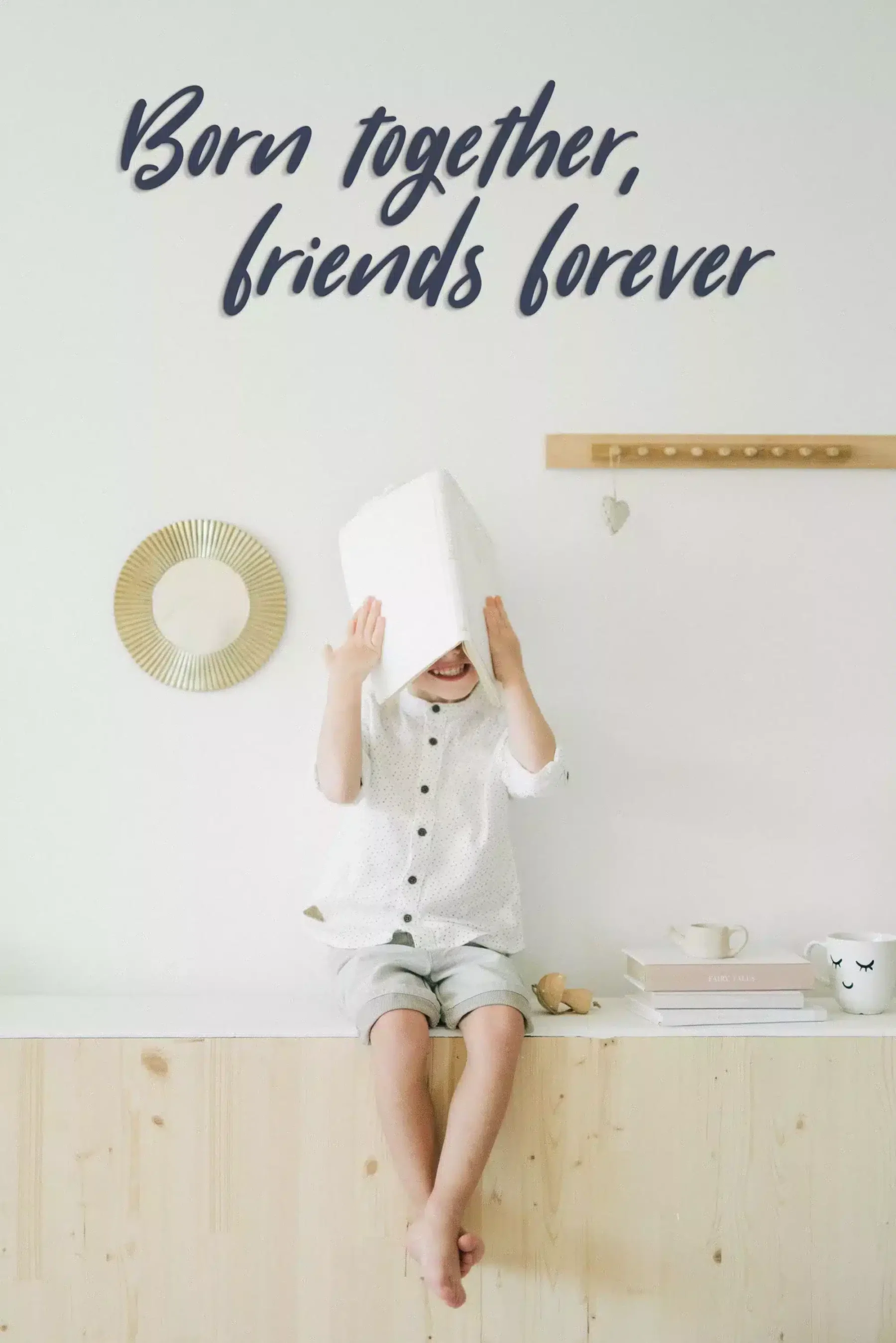Kinderzimmer Born together, friends forever – Schriftzug aus Holz zum Aufkleben in Wunschfarbe