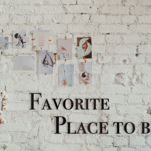 Sprüche aus Holz Favorite Place to be – Schriftzug aus Holz der Acrylglas zum Aufkleben in Wunschfarbe