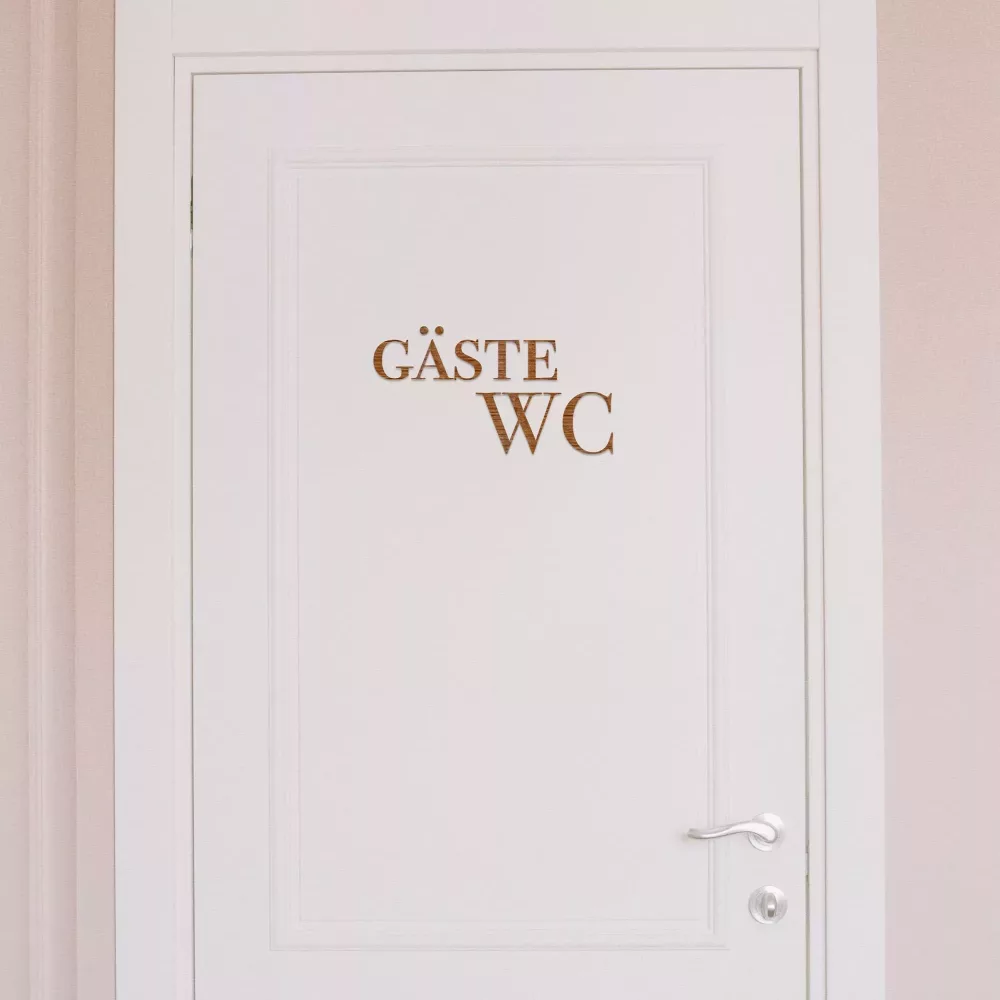 Badezimmer Gäste WC – Schriftzug aus Holz der Acrylglas zum Aufkleben in Wunschfarbe