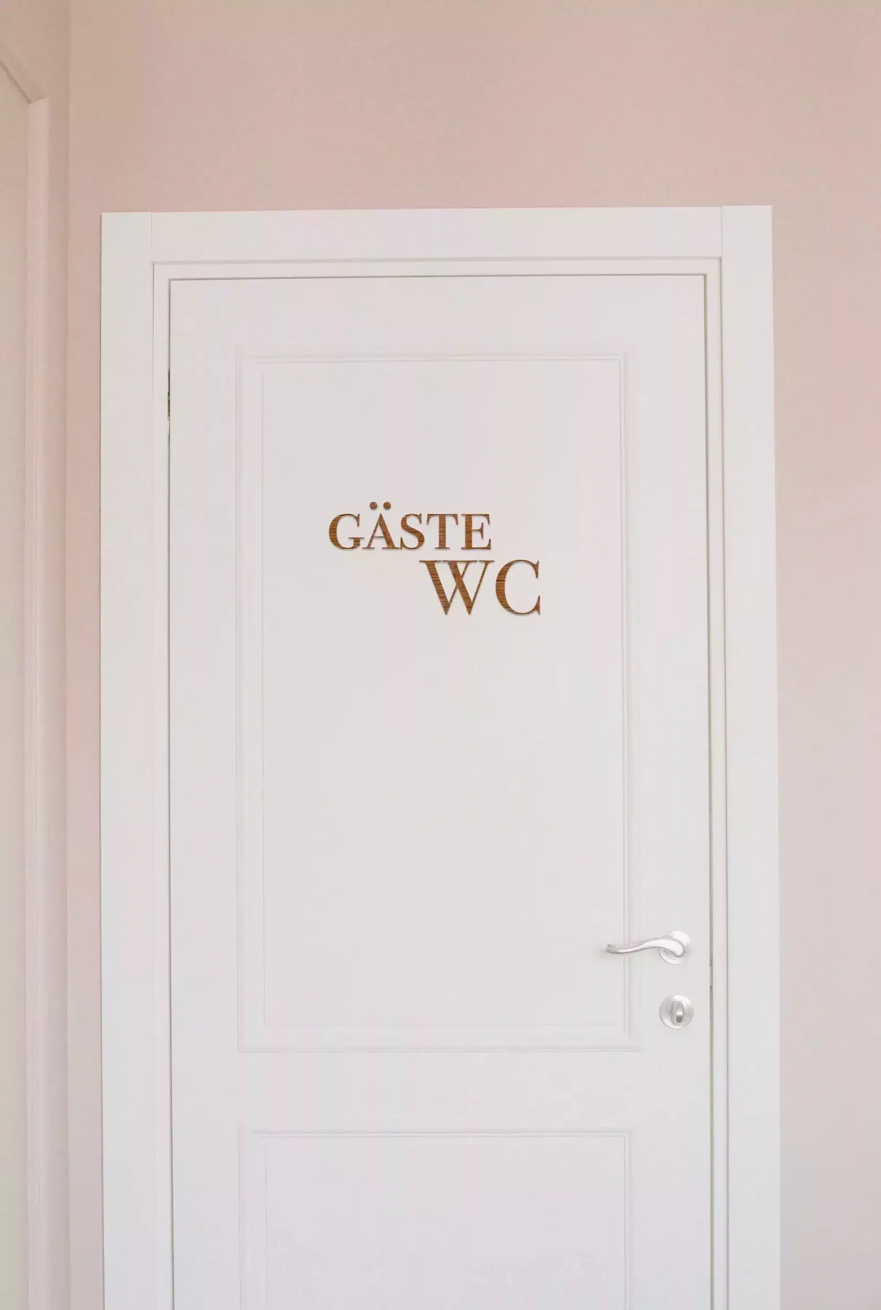 Sprüche aus Holz Gäste WC – Schriftzug aus Holz der Acrylglas zum Aufkleben in Wunschfarbe