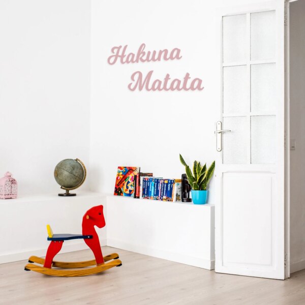 Kinderzimmer Hakuna Matata – Schriftzug aus Holz zum Aufkleben in Wunschfarbe
