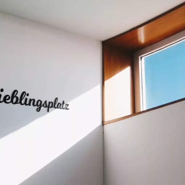 Lieblingsplatz – Schriftzug aus Holz oder Acrylglas zum Aufkleben in Wunschfarbe Büro Lieblingsplatz – Schriftzug aus Holz oder Acrylglas zum Aufkleben in Wunschfarbe