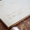 Hochzeitsgeschenke Edles Erinnerungsbuch aus Holz mit Blumen / Gästebuch zur Hochzeit