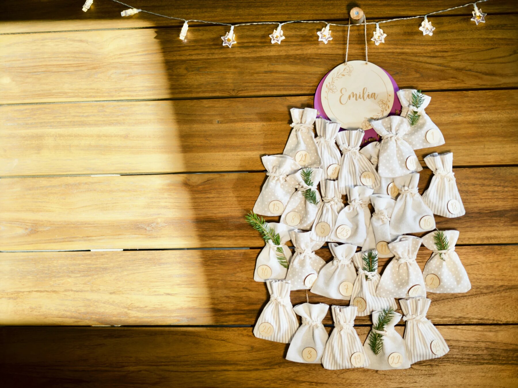 Kinderzimmer Personalisiertes Namensschild mit Adventskalender – Kinderzimmer Babyzimmer Türschild zu Weihnachten