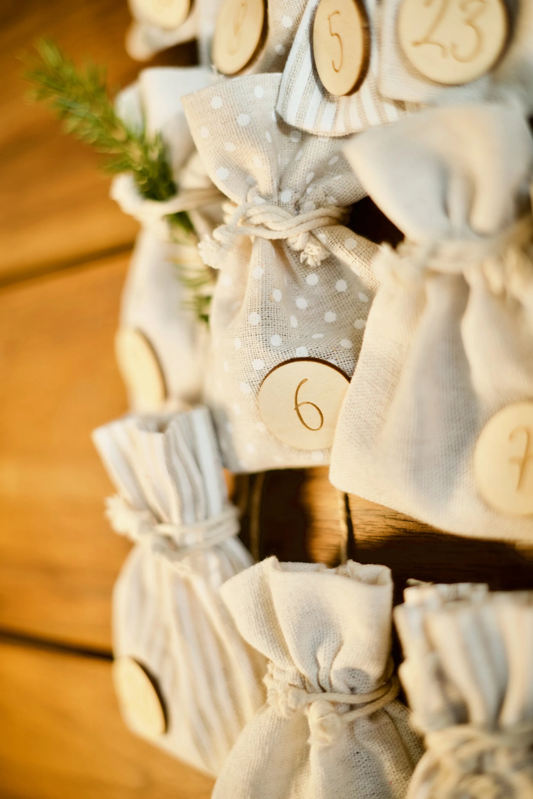 Kinderzimmer Personalisiertes Namensschild mit Adventskalender – Kinderzimmer Babyzimmer Türschild zu Weihnachten