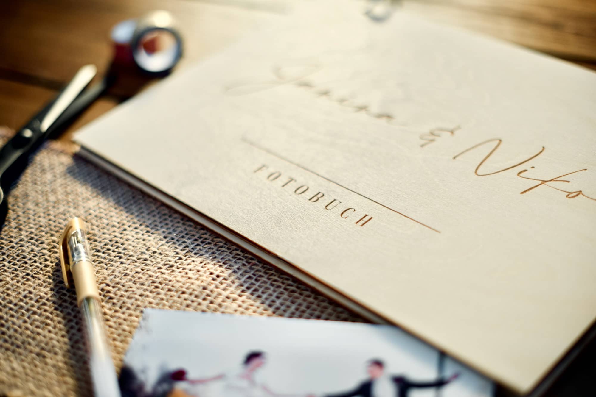 Modernes Erinnerungsbuch zur Hochzeit / Gästebuch / Fotobuch aus Holz
