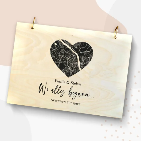 Erinnerungsbücher Personalisiertes Gästebuch aus Holz als Geschenk zur Hochzeit mit Landkarte und Koordinaten