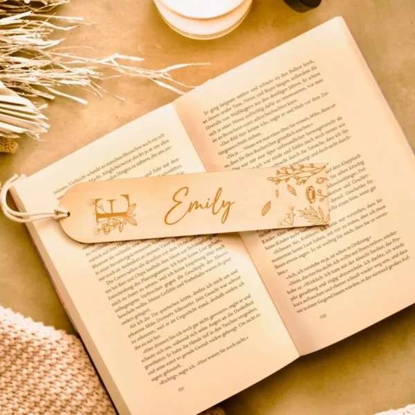 Personalisiertes Lesezeichen aus Holz mit Name im floralen Design Lesezeichen Holz Personalisiertes Lesezeichen aus Holz mit Name im floralen Design