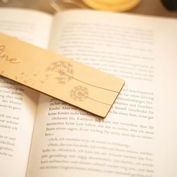 Lesezeichen Holz Personalisiertes Lesezeichen “Pusteblume” aus Holz mit Name