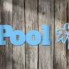 Holzschild Pool Schriftzug. Genieße den Sommer in vollen Zügen mit maßgeschneidertem Pool-Dekor!