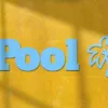 Holzschild Pool Schriftzug. Genieße den Sommer in vollen Zügen mit maßgeschneidertem Pool-Dekor!