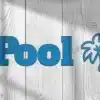 Holzschild Pool Schriftzug. Genieße den Sommer in vollen Zügen mit maßgeschneidertem Pool-Dekor!